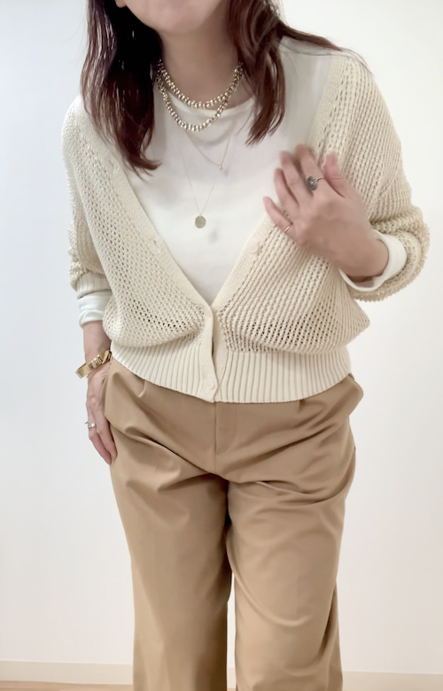 シアー素材カットソーとメッシュカーディガンの重ね着例