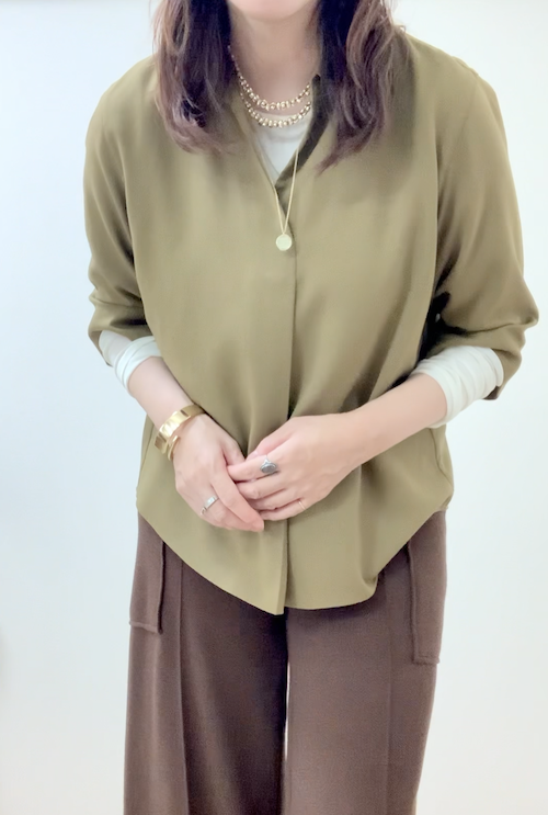 シアー素材にスキッパーブラウスをプラスしてもおしゃれ