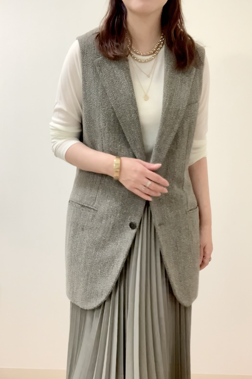 シアー素材カットソーにジレをプラスして秋らしさをアップ