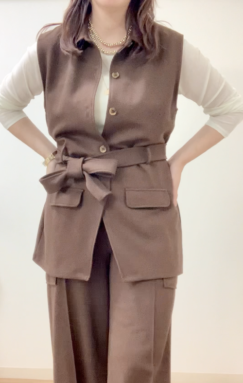 イエベ春で骨格ナチュラルの場合、ブラウンのジレのセットアップを合わせておしゃれ度を上げる