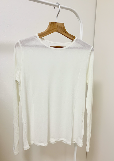 アイボリーのシアー素材カットソー