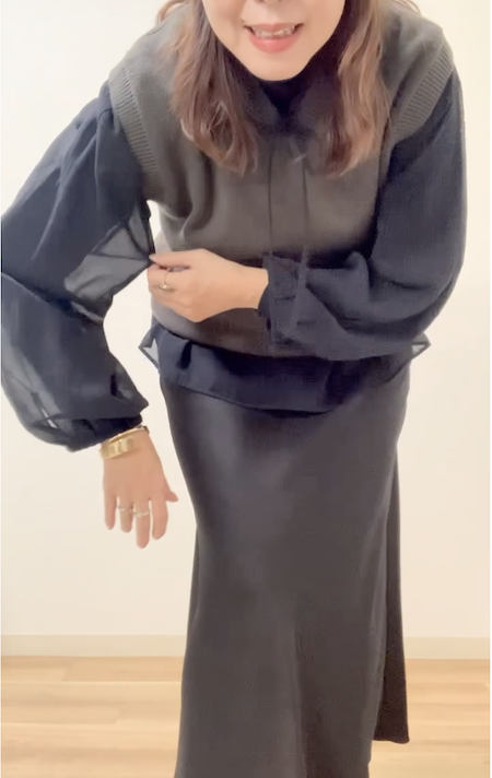 リブニットにシアー素材のブラウスを重ねた例