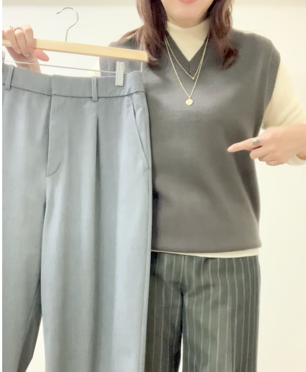 黄色みのあるグレーニットベストには、黄色みのあるグレーのパンツを合わせるのが正解です