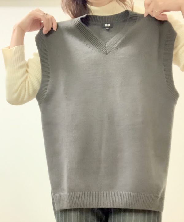 ユニクロのニットVネックベストでイエベに似合うグレー