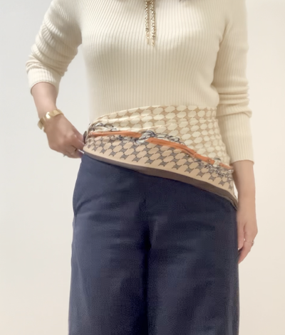 スカーフを腰に巻くとさらに高見えできます