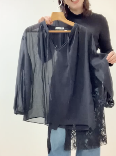 シアーブラウスをプラスするともっとおしゃれになる