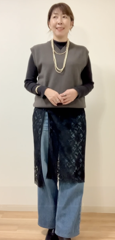 骨格ストレートにもワイド系のデニムにレースを巻くスタイルが似合います