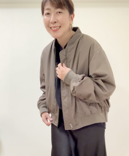 ユニクロのボマージャケットを着用