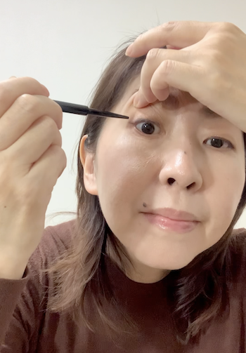 アイラインはまつ毛とまつ毛の間を埋めるように入れる