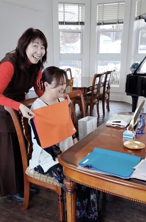 札幌の藻岩下にあるカフェ&シェアサロン・リュミエールで美顔バランス診断とメイクレッスン、パーソナルカラー診断を行いました