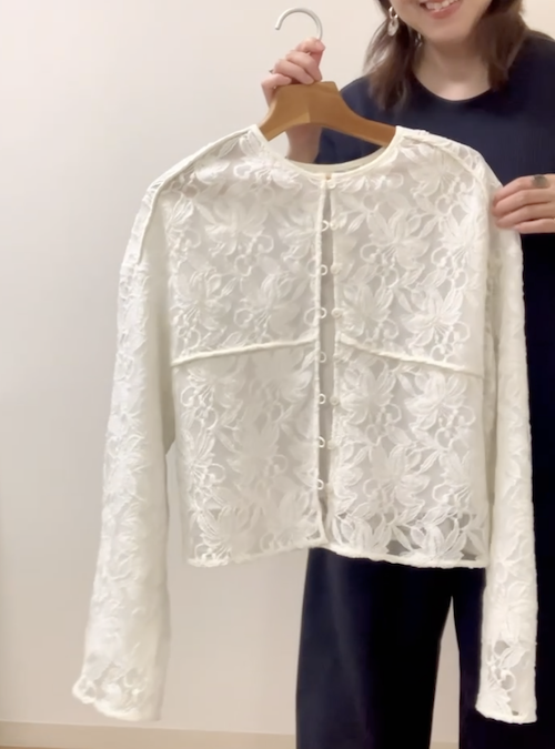 骨格タイプで選んだ、トレンドのレース素材ブラウス