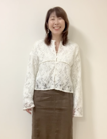 骨格タイプで選んだ、トレンドのレース素材ブラウスの着用例