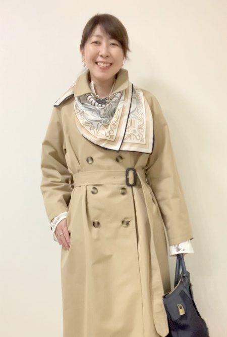 エレガントな通勤スタイルの着こなし方例