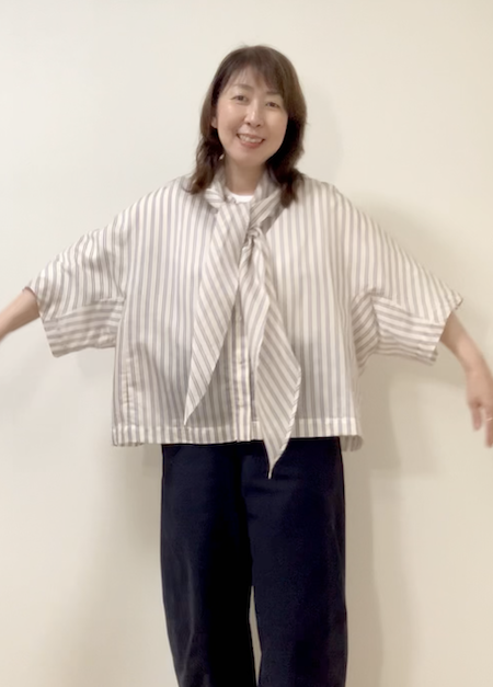 袖も折っちゃうことで、半袖風で快適に過ごせるおしゃれが完成