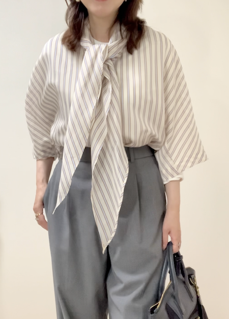 骨格ストレートはブラウスは全部インして正解