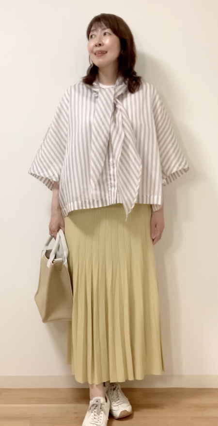 骨格ナチュラルはフェミニンスカートと合わせて甘辛ミックスを