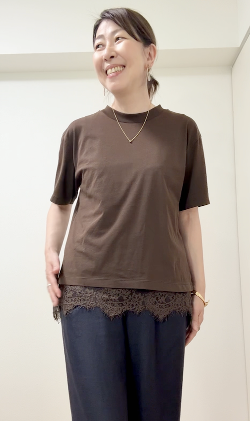 定番のTシャツも裾レースタンクトップをインして重ねると、一気にキレイめに!