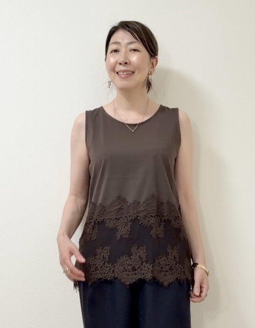 人気の裾レースドッキングのタンクトップ